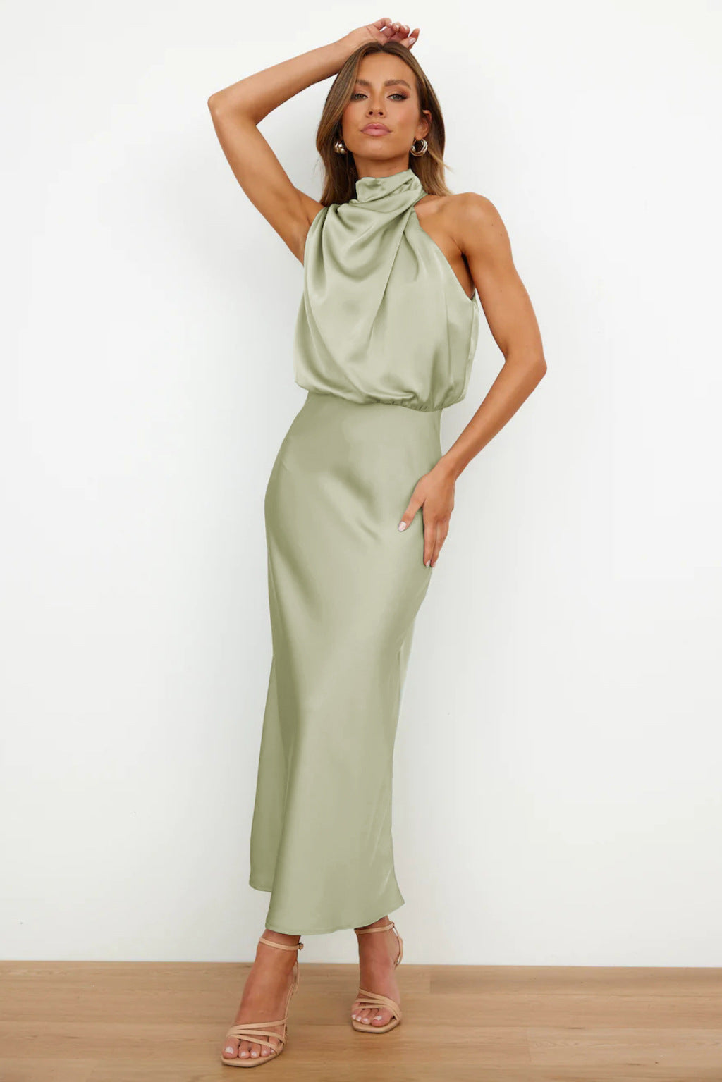 Carlina | Robe longue en satin avec décolleté halter