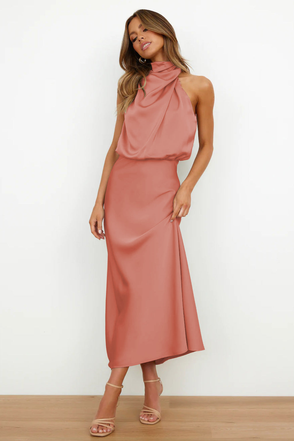 Carlina | Robe longue en satin avec décolleté halter