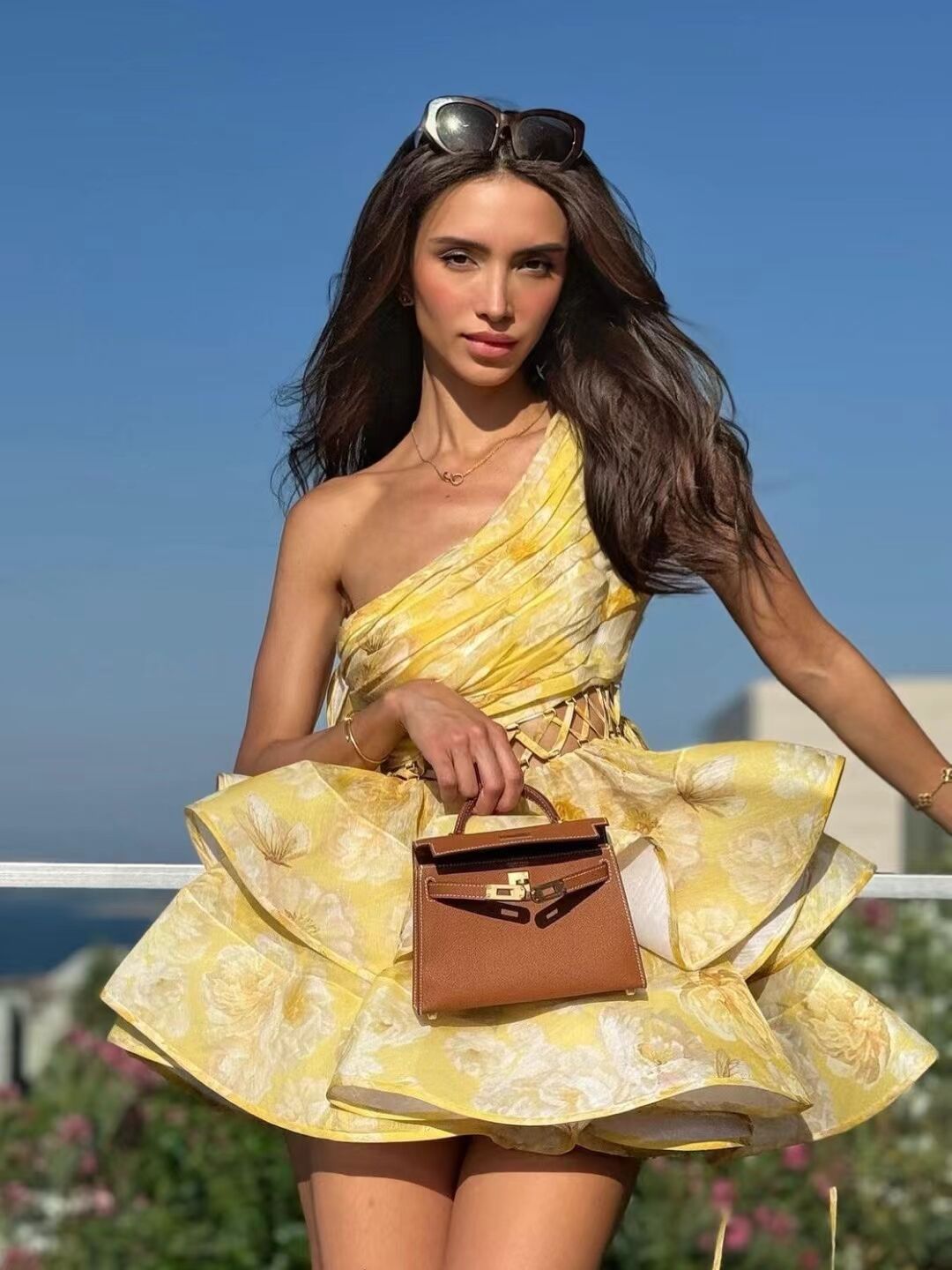 Daphne | Jupe courte à bretelles façon fleurs