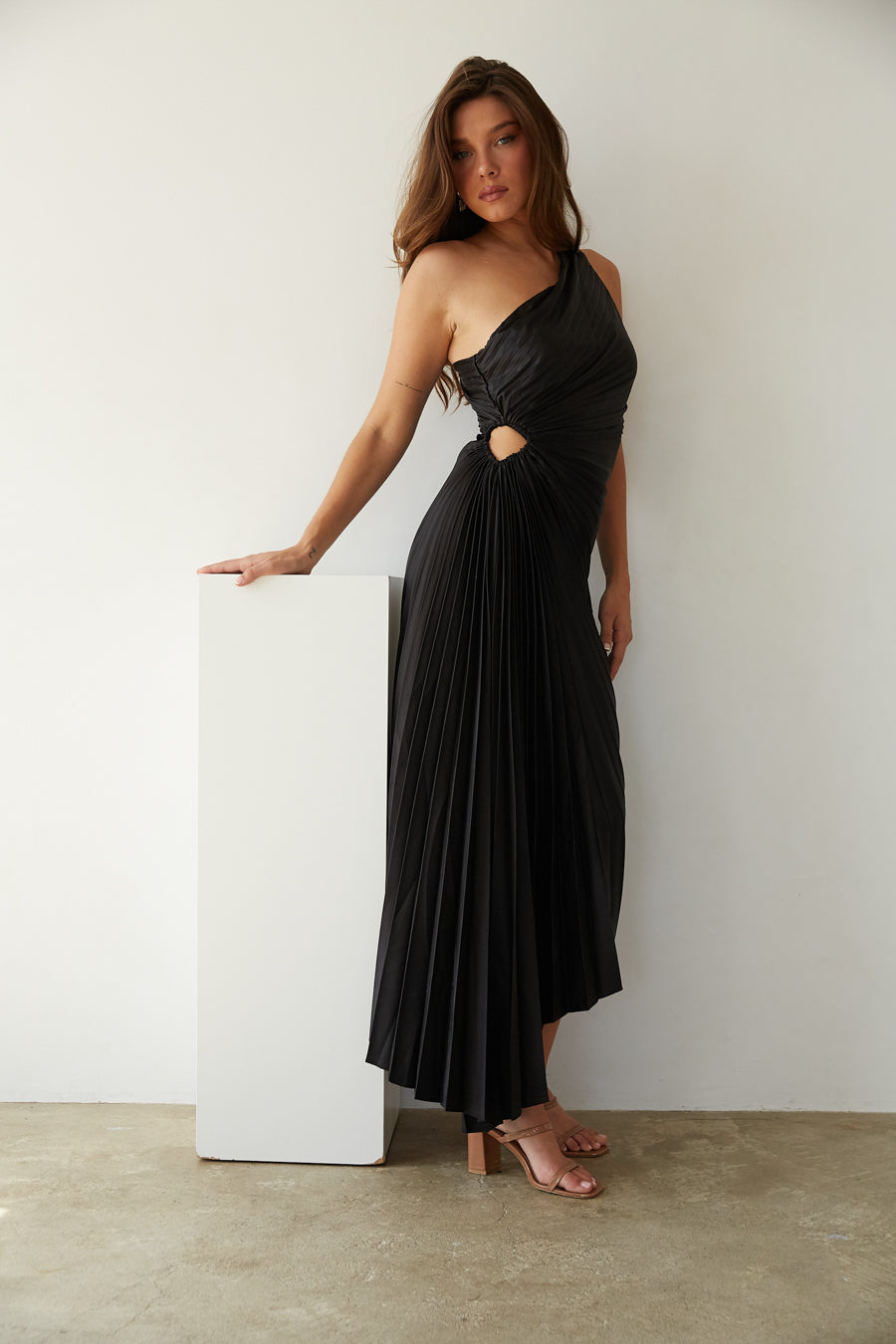 Billy Joan | Robe midi à épaules dénudées avec manchette transparente